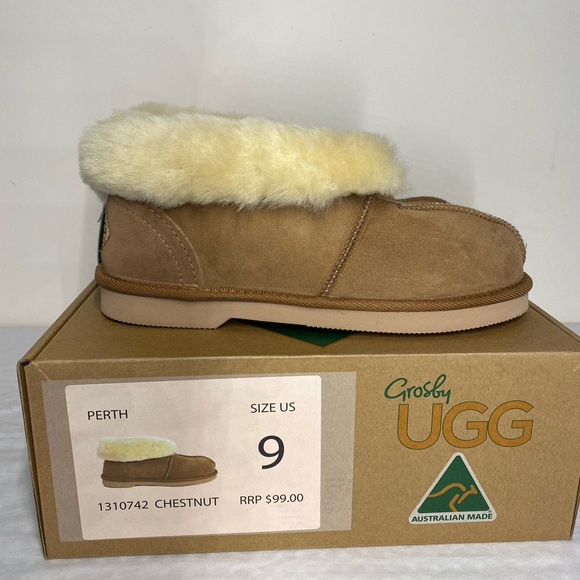 Woman’s Uggs Size 9 NWT - Picture 2 of 4